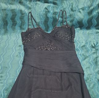 Vestido de fiesta negro con pedrería