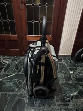 Carro de paseo Kikkaboo verde y oro