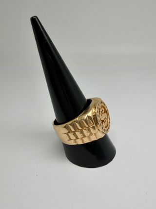 Sello de oro de 18k con circonitas. Peso: 13.66 g.