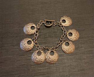 Bracciale con pendenti effetto martellato floreale
