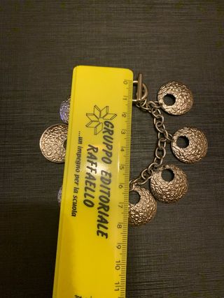 Bracciale con pendenti effetto martellato floreale