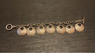 Bracciale con pendenti effetto martellato floreale