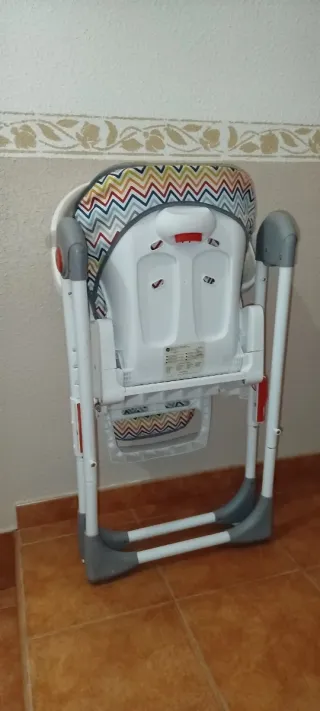 Trona de bebé plegable y regulable.