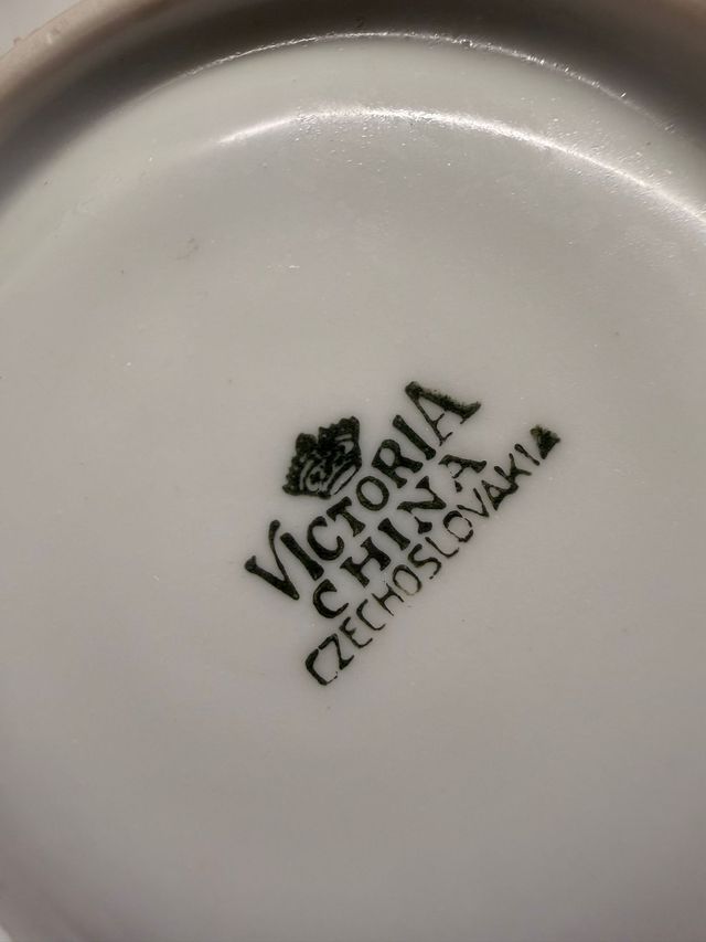 2 platillos decorados con flores