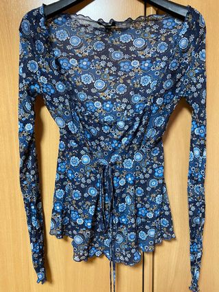 Top floral manga larga con lazada