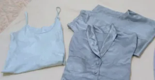 Pijama de satén azul mujer