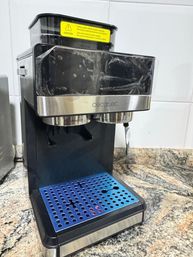 Cafetera Cecotec  nueva con Molinillo Integrado.