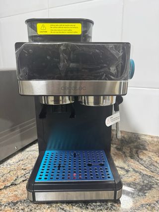 Cafetera Cecotec  nueva con Molinillo Integrado.