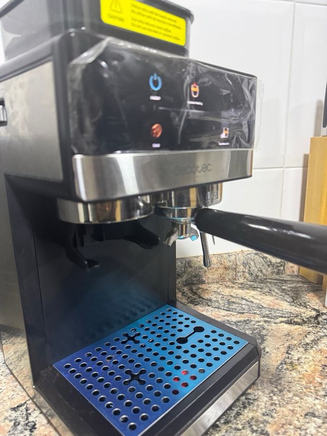Cafetera Cecotec  nueva con Molinillo Integrado.
