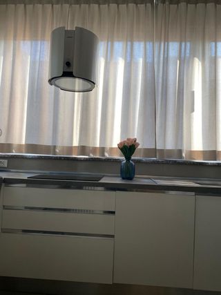 Cucina angolare su misura bianco-grigia