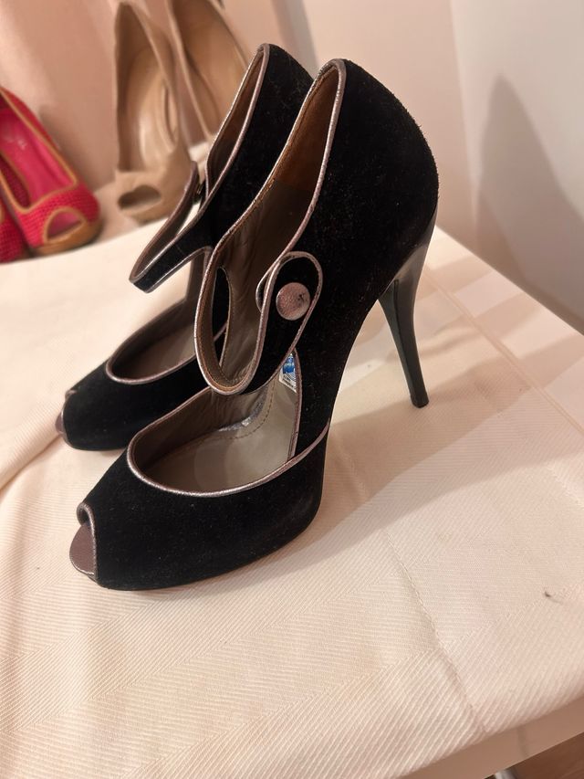 Zapatos de tacón negros y plateados