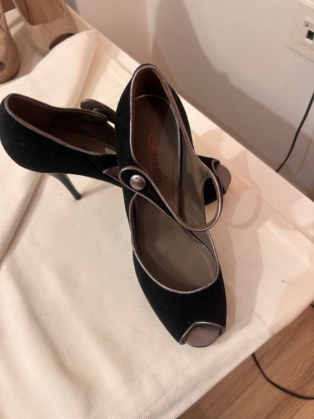 Zapatos de tacón negros y plateados