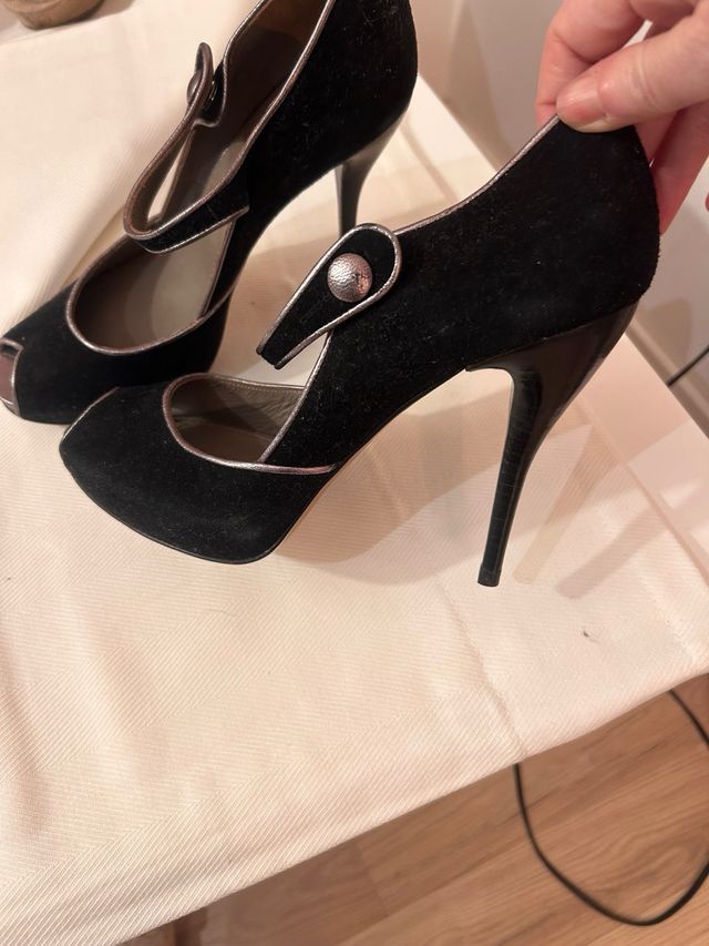 Zapatos de tacón negros y plateados