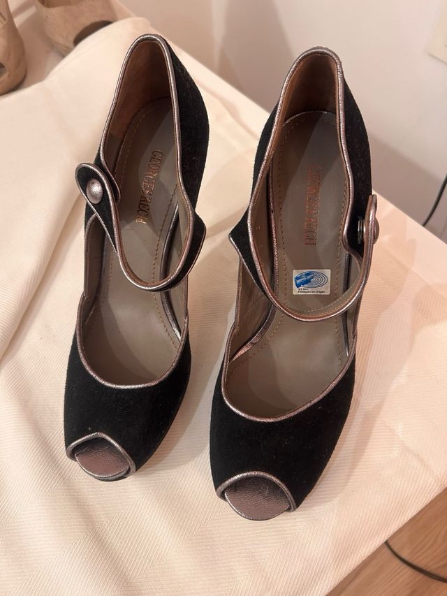 Zapatos de tacón negros y plateados