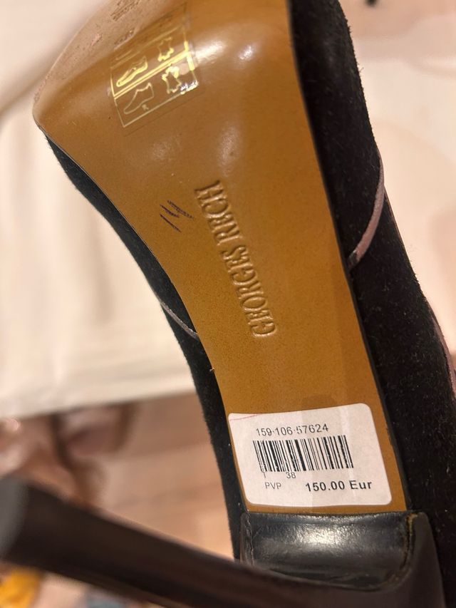 Zapatos de tacón negros y plateados