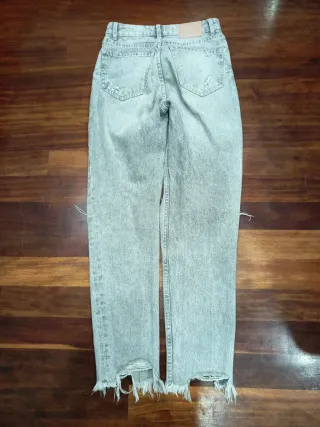 Pantalón vaquero gris roto talla 32