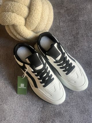 Zapatillas deportivas blancas y negras T44