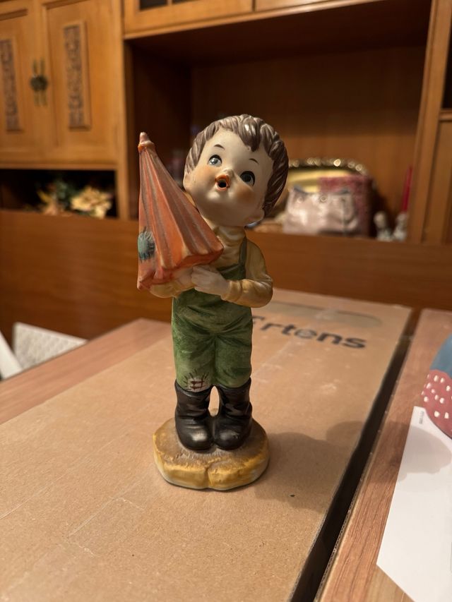 Figura de porcelana niño con paraguas