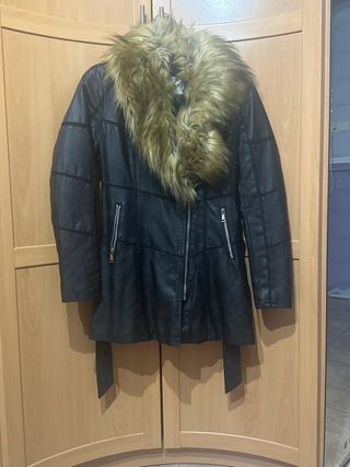 Chaqueta negra con cuello de pelo