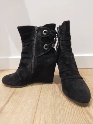 Stivaletti neri con zeppa