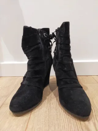 Stivaletti neri con zeppa