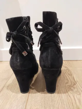 Stivaletti neri con zeppa