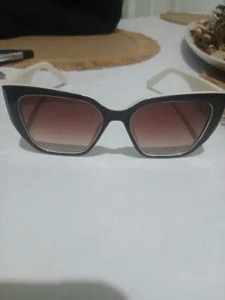 Gafas de sol Prada negras y blancas