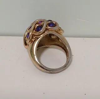 Anillo antiguo con piedras moradas y lilas