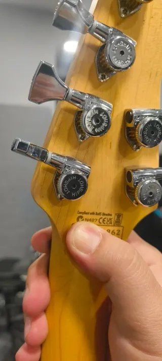 Schecter Ultracure VI the Cure bass VI definitivo