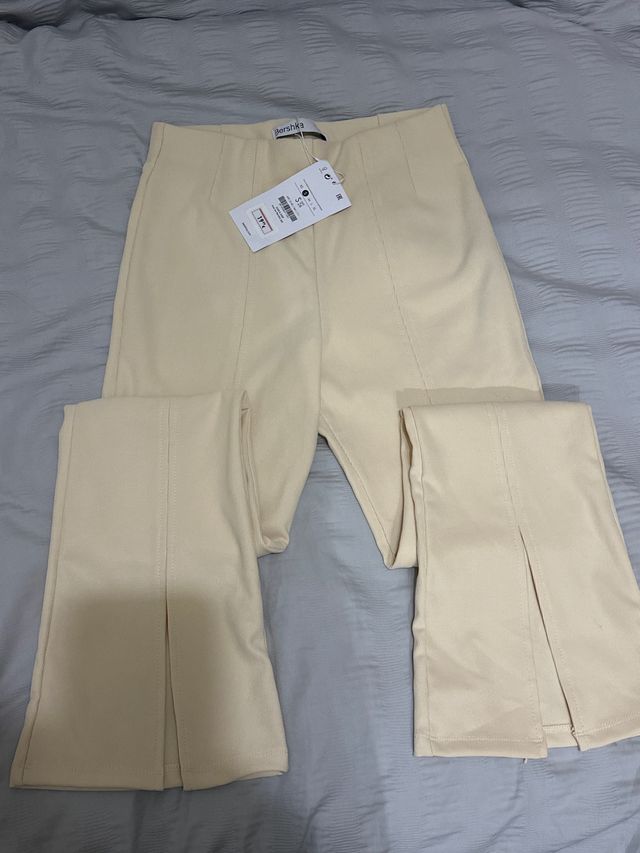 Pantalones Bershka beige con abertura