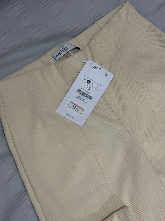 Pantalones Bershka beige con abertura