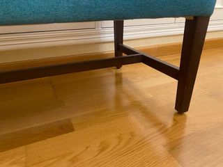 Banqueta azul de tela con patas de madera