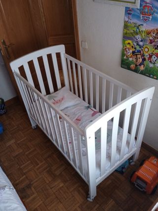 Cuna de madera blanca