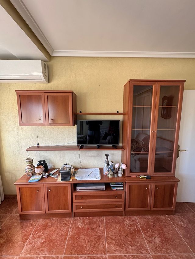 Mueble de madera con vitrina