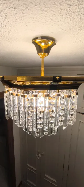 Lámpara araña de cristales dorada