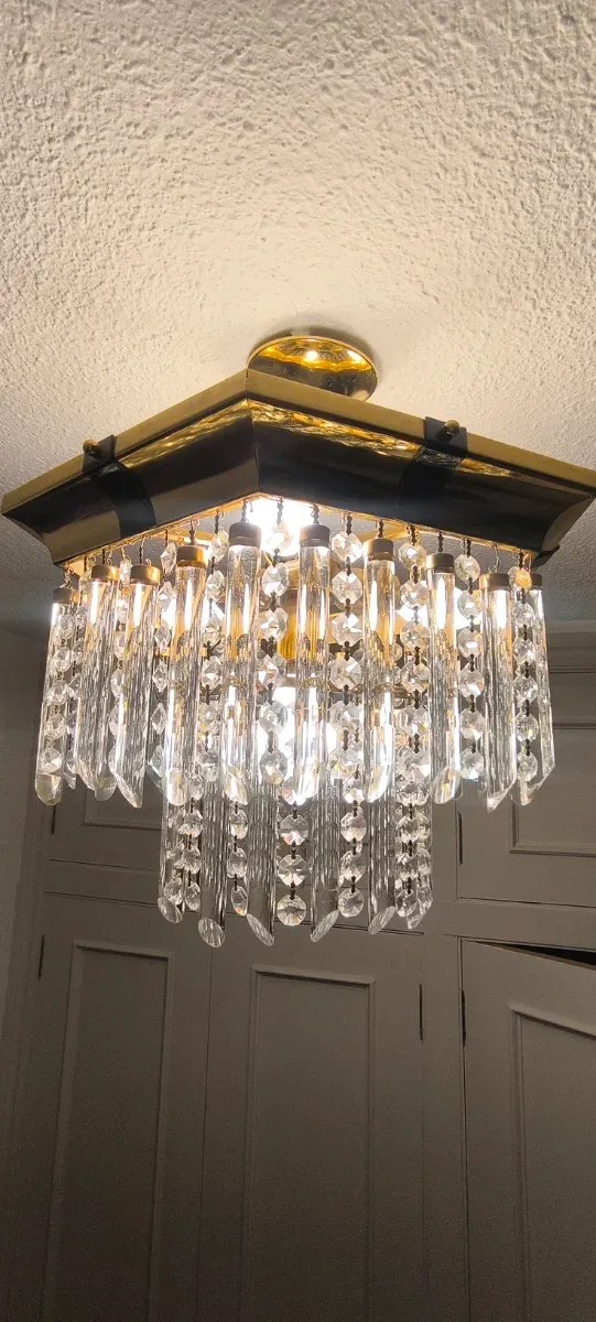 Lámpara araña de cristales dorada