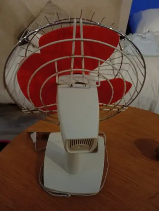 Antiche fotocamere. Ventilatore. Radio. Lenti