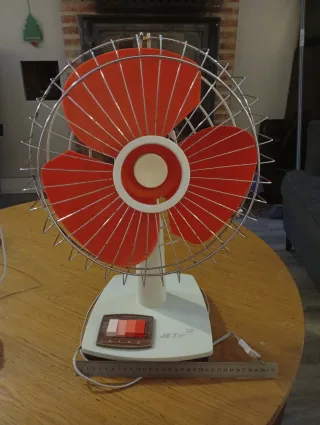 Antiche fotocamere. Ventilatore. Radio. Lenti