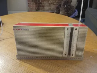 Antiche fotocamere. Ventilatore. Radio. Lenti