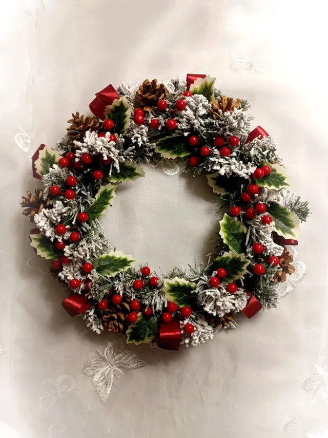 Ghirlanda natalizia con pigne e bacche