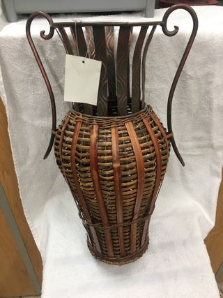Jarrón Decorativo Metal y Mimbre
