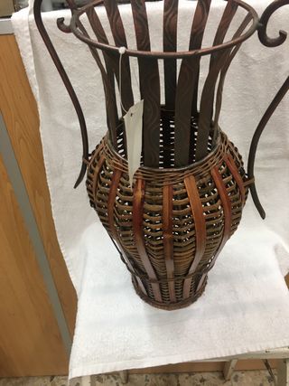 Jarrón Decorativo Metal y Mimbre
