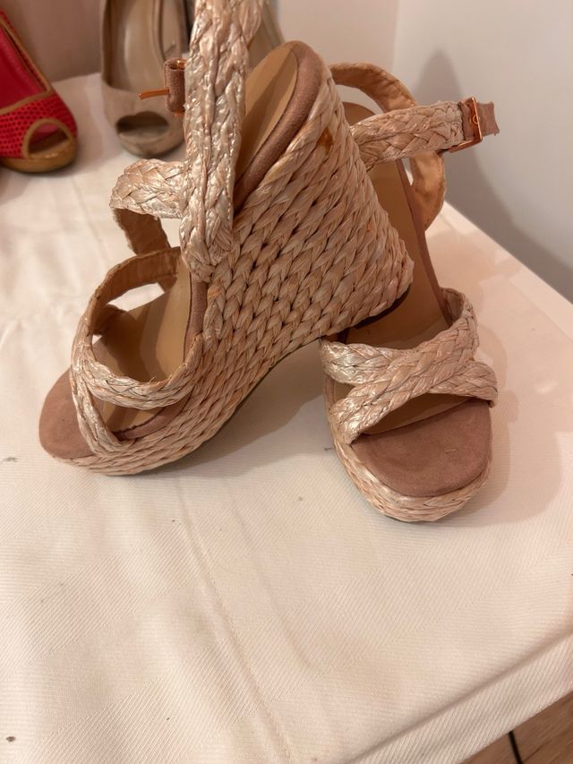 Sandalias Plataforma Beige y Dorado