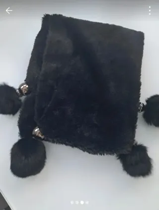 Bufanda pelo sintético con bolas y aros