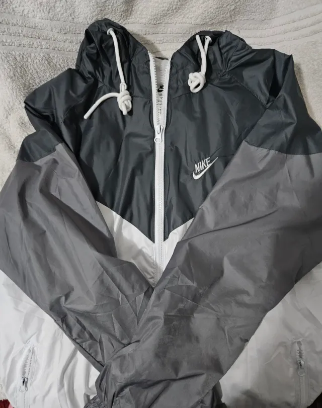 Chaqueta Nike gris y blanca