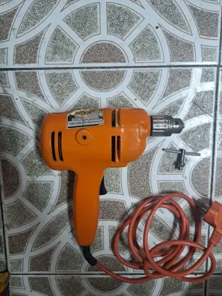 Taladro Black & Decker antiguo naranja