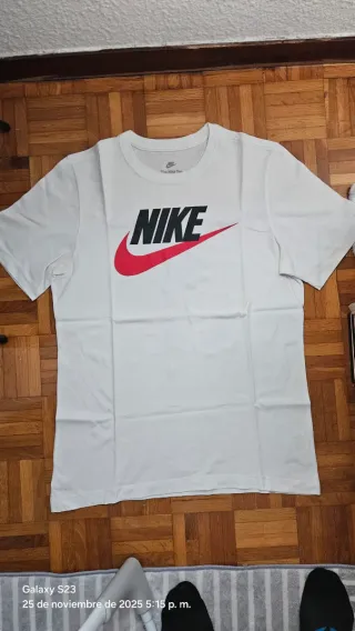 Camiseta Nike Blanca con Logo Rojo