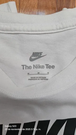 Camiseta Nike Blanca con Logo Rojo