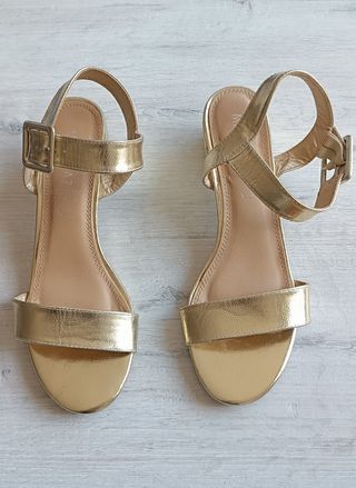 Zapatos sandalias doradas