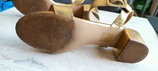 Zapatos sandalias doradas